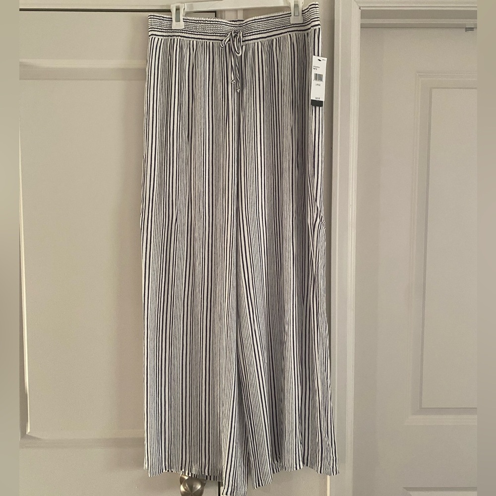 AGB Women’s Blue and White Striped Wide Leg Pants | Large
